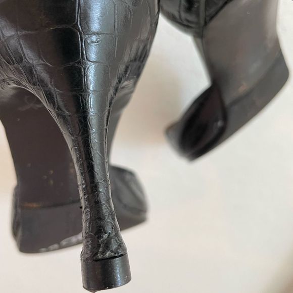 Manolo Blahnik D’orsay embossed  black leather women’s heels size 7 used good - Picture 9 of 9